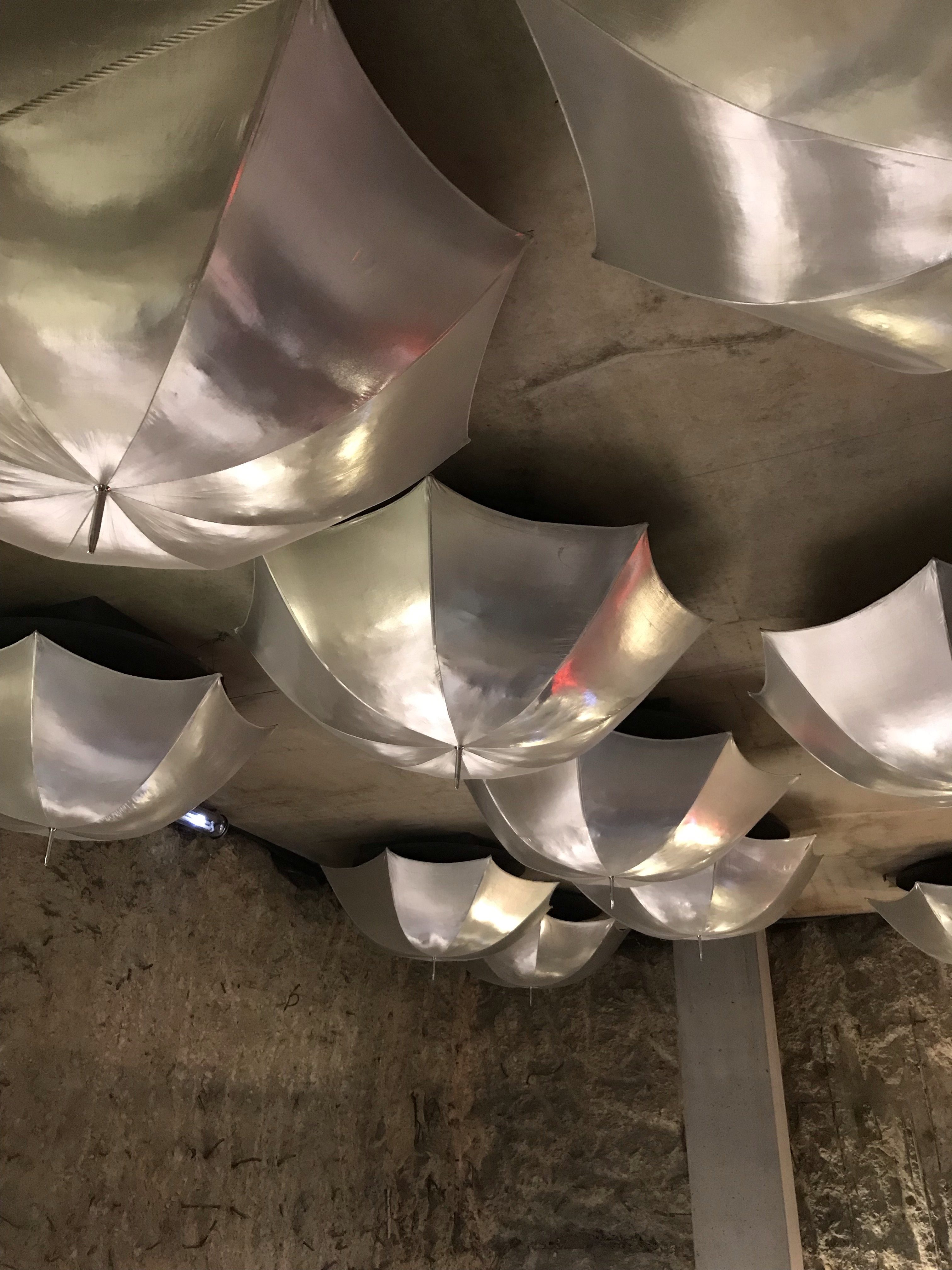 plafond de la salle de concert trempolino à nantes